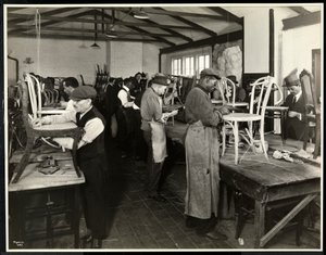 Vakok lehajtják a székeket a Bourne Memorial Buildingben, New York, 1920 (ezüst zselatin nyomat)